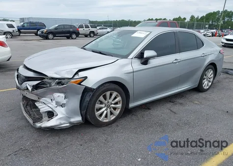2018 Toyota Camry Le z USA, uszkodzony, nr VIN 4T1B11HK7JU058646
